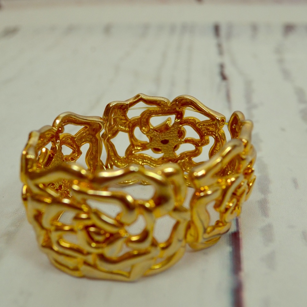 🆕Gold-toned Magnolia Bracelet - Expands - Picture 6 of 7